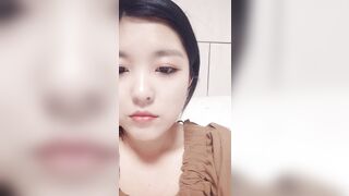 【21歲小奶媽】這麼年輕就生孩子了，哺乳期，還能擠出奶水來，高顏值，小騷逼特寫水多