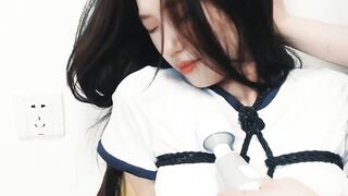 【樹屋輕調】神仙顏值清純萌女孩，靈靈，首次捆綁TJ，捆綁掙扎，超緊股繩，被大姐姐用棒棒玩到全身抽搐，真空，無內，激凸，體操服