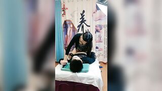 按摩店女技師調戲男客戶激情啪啪 口交大雞巴主動上位讓小哥玩著奶子抽插 中途女友來電話邊草逼邊說開車