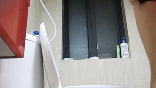 【近距離偷拍】兩姐妹輪流洗澡妹妹腰系紅繩