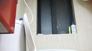 【近距離偷拍】兩姐妹輪流洗澡妹妹腰系紅繩