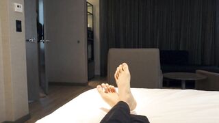 漂亮眼鏡美眉 被大肉棒從洗手間操到房間 騷叫不停