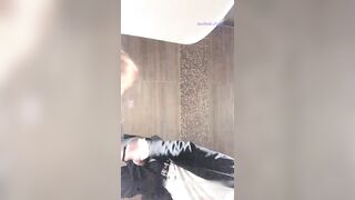 短裙學生妹KTV唱歌 洗手間掀開裙子激乾