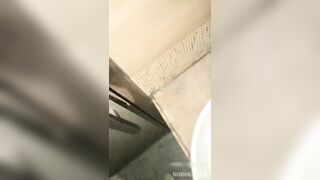 短裙學生妹KTV唱歌 洗手間掀開裙子激乾