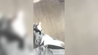 短裙學生妹KTV唱歌 洗手間掀開裙子激乾