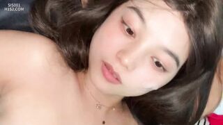 大眼美女被變態男友插到噴尿
