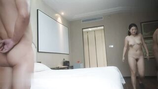 探花老王酒店大戰兩閨蜜 雙飛各種姿勢插 最後接到電話說有查房才放過倆騷貨