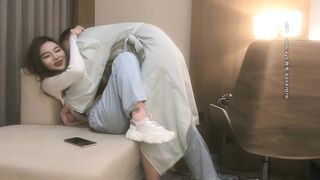 約妹達人 酒吧搭訕的美女 看起來挺騷還裝矜持 推倒幹兩炮