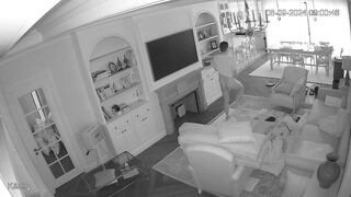 【攝影機偷拍】性癮少婦頻繁自慰 每月高達二十次！！-02