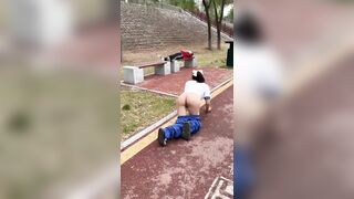 超級大膽的小林跑去體育生教室窗口尿尿