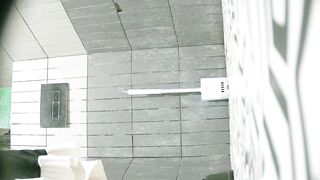 【廁拍】全景前後雙角度 極品刮毛騷貨 -04