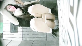 【廁拍】全景前後雙角度 極品刮毛騷貨 -04