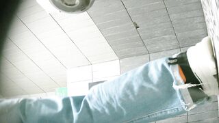 【廁拍】全景前後雙角度 極品刮毛騷貨 -06