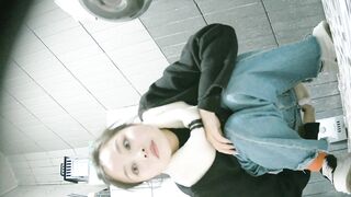 【廁拍】全景前後雙角度 極品刮毛騷貨 -06