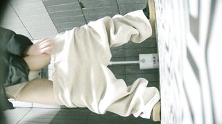 【廁拍】全景前後雙角度 極品刮毛騷貨 -10