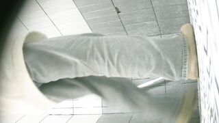 【廁拍】全景前後雙角度 極品刮毛騷貨 -16