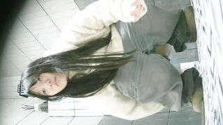 【廁拍】全景前後雙角度 極品刮毛騷貨 -16