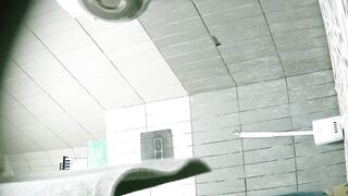 【廁拍】全景前後雙角度 極品刮毛騷貨 -18