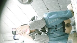 【廁拍】全景前後雙角度 極品刮毛騷貨 -18