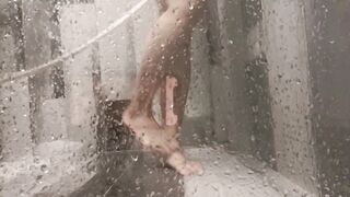 台灣DaisybabyTW偷看繼妹洗澡，捨不得進去操繼妹，讓繼妹嘴裡射精