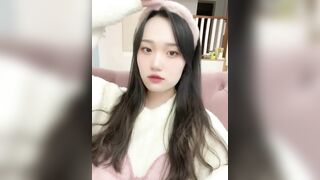 漂亮大學生美眉被金主包養，找來朋友一起3P，前後夾擊