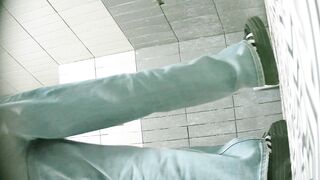 【廁拍】全景前後雙角度 極品刮毛騷貨 -01