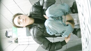 【廁拍】全景前後雙角度 極品刮毛騷貨 -01