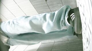 【廁拍】全景前後雙角度 極品刮毛騷貨 -01