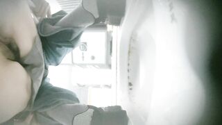 【廁拍】全景前後雙角度 極品刮毛騷貨 -01