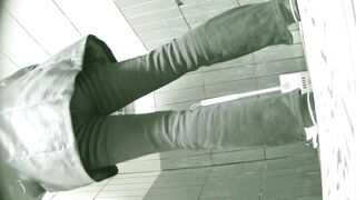 【廁拍】全景前後雙角度 極品刮毛騷貨 -03