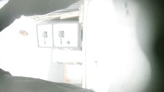 【廁拍】全景前後雙角度 極品刮毛騷貨 -03