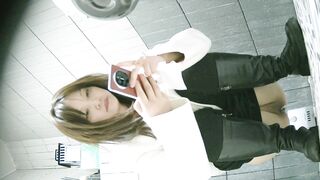 【廁拍】全景前後雙角度 極品刮毛騷貨 -07