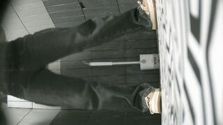 【廁拍】全景前後雙角度 極品刮毛騷貨 -11