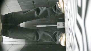 【廁拍】全景前後雙角度 極品刮毛騷貨 -11