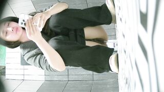 【廁拍】全景前後雙角度 極品刮毛騷貨 -21