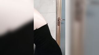 【女友初初】溜光水滑掰開騷逼手指摳進去浪叫呻吟浴室狂扣噴水好刺激