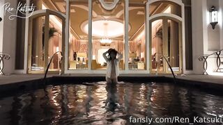 台灣香月憐(RenKatsuki)泳池裡自娛自樂，在泳池邊用振動假陽具操我濕潤緊緻的陰戶