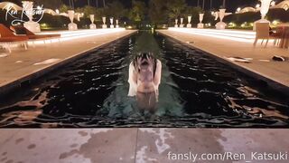 台灣香月憐(RenKatsuki)泳池裡自娛自樂，在泳池邊用振動假陽具操我濕潤緊緻的陰戶