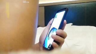 探花哥約戰粉色連衣短裙小姐姐 溫柔時尚 笑容甜美 啪啪後入狂插 大力進出套套被幹破