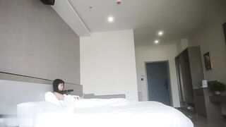 探花老王 網約19歲美女大學生 清純可愛 操完看看粉嫩肥逼有沒被幹壞