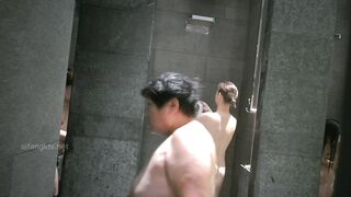 澡堂偷拍高冷少婦全身白嫩透著粉紅小貧乳微微下沉