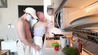 廚房一邊做愛一邊做飯 後入鮮嫩白虎 享受嫩穴早餐