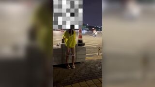 超級大膽的小林跑去體育生教室窗口尿尿