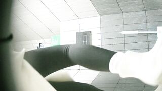 【廁拍】全景前後雙角度 極品刮毛騷貨 -08