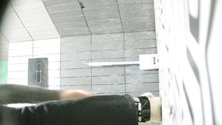 【廁拍】全景前後雙角度 極品刮毛騷貨 -02