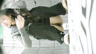 【廁拍】全景前後雙角度 極品刮毛騷貨 -02