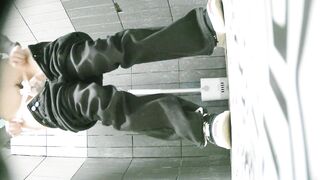 【廁拍】全景前後雙角度 極品刮毛騷貨 -02