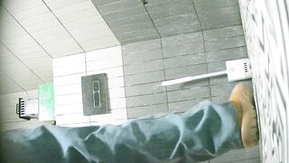 【廁拍】全景前後雙角度 極品刮毛騷貨 -12