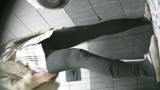 【廁拍】全景前後雙角度 極品刮毛騷貨 -05