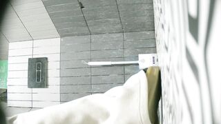 【廁拍】全景前後雙角度 極品刮毛騷貨 -10